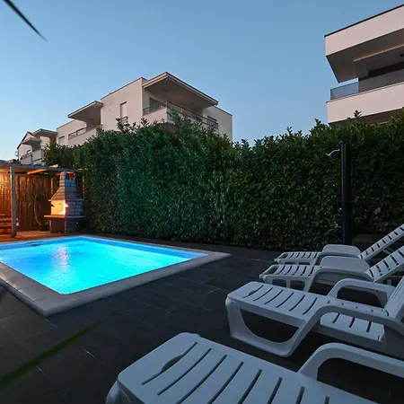 House Lucia فيلة تروغير