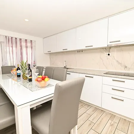 House Lucia تروغير