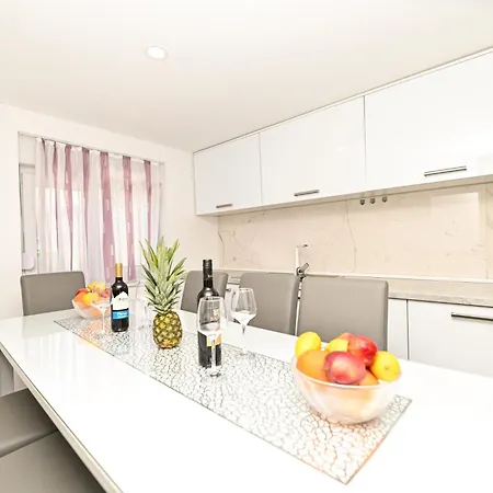 فيلة House Lucia تروغير
