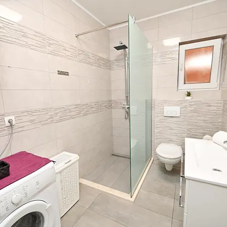 House Lucia تروغير